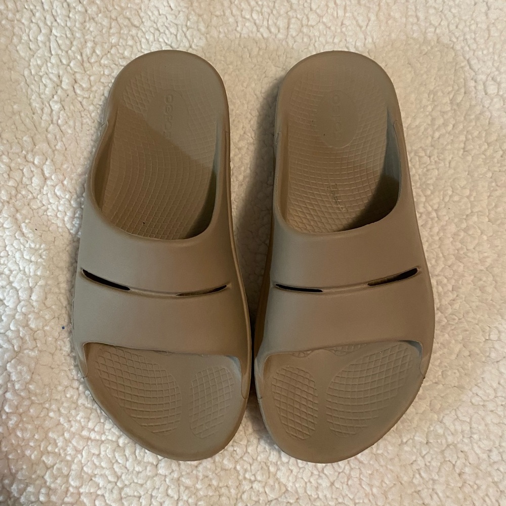 OOFOS Women’s 11 men’s 9 Stylish Tan Slide Sandals.  In good condition